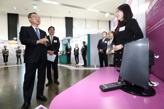 황창규 KT 회장(왼쪽)이 4일 서울 광화문 KT 스퀘어에서 열린 '1등 워크숍' 주요 성과에 대해 듣고 있다. '1등 워크숍'은 황창규 회장 취임 후 2014년 9월 시작된 KT 그룹 고유의 경영혁신 프로그램이다.  KT 제공